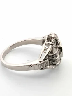 Bague en platine avec diamant central et diamants environnants