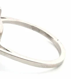Bague en platine avec diamant central et diamants latéraux