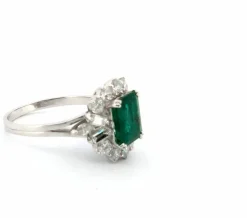 Bague en platine avec émeraude et diamants