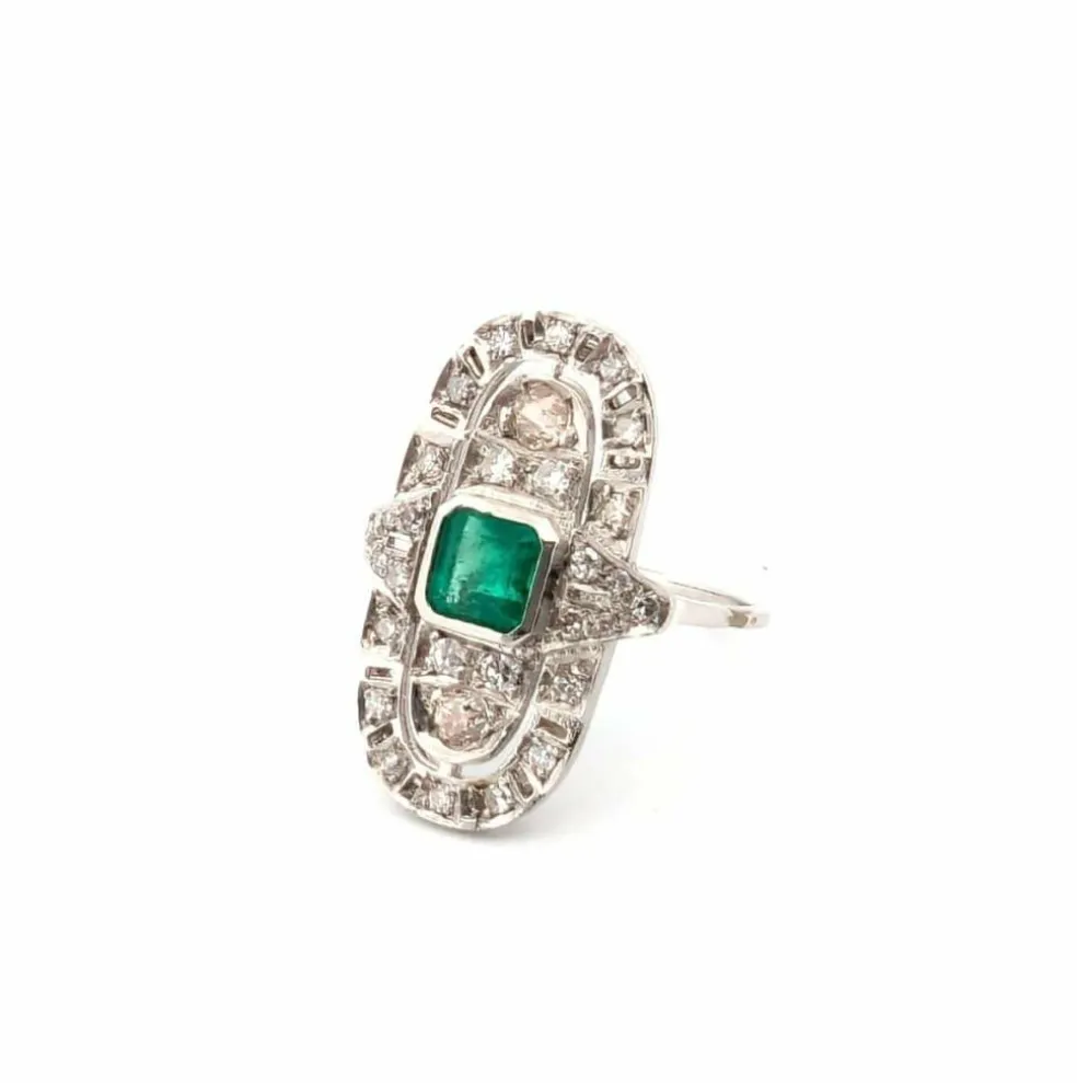 Bague en platine avec émeraude centrale et diamants environnants