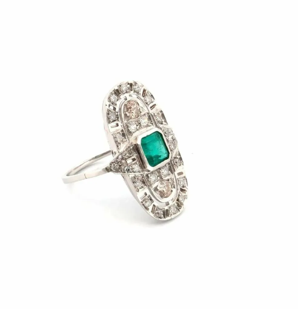 Bague en platine avec émeraude centrale et diamants environnants