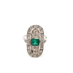 Bague en platine avec émeraude centrale et diamants environnants