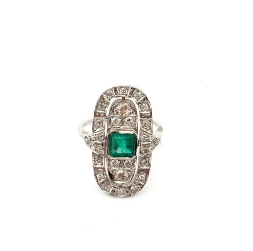 Bague en platine avec émeraude centrale et diamants environnants