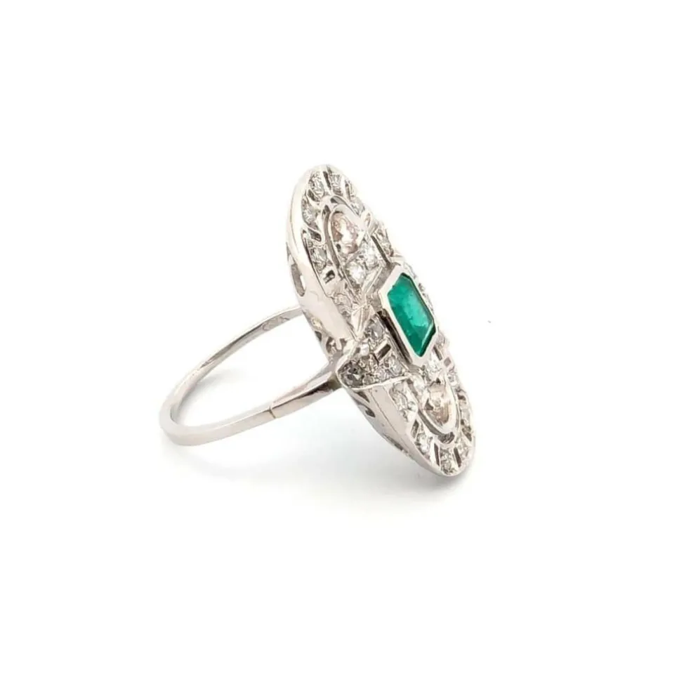 Bague en platine avec émeraude centrale et diamants environnants