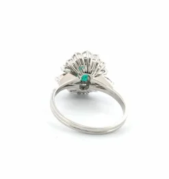 Bague en platine avec émeraude et diamants
