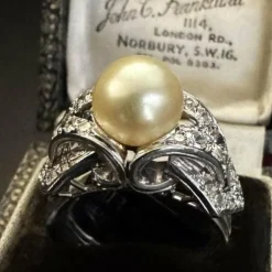 Bague en platine avec perle et diamants