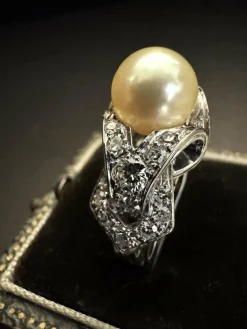Bague en platine avec perle et diamants