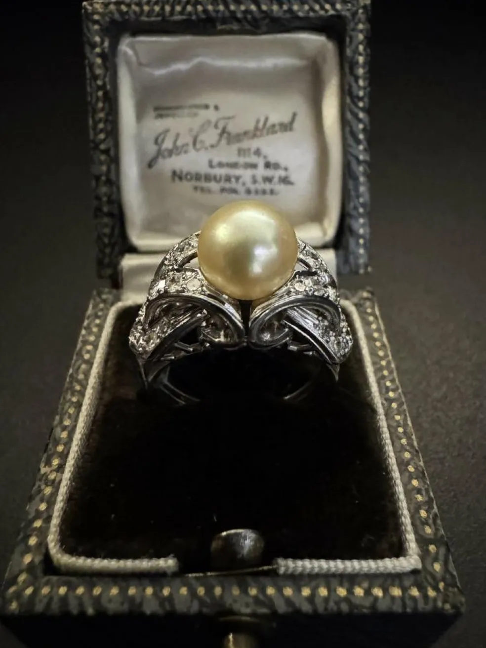 Bague en platine avec perle et diamants