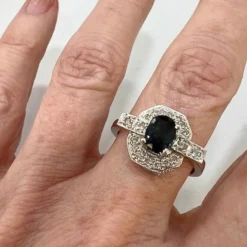 BAGUE EN PLATINE DE STYLE ART DÉCO AVEC DIAMANTS DE 0,38 ct ET SAPHIR DE 1,05 ct