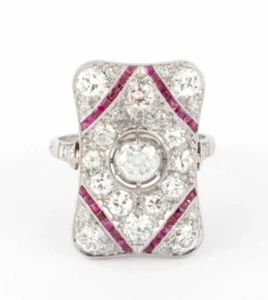 Bague en platine, diamants et rubis rectangulaire
