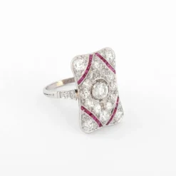 Bague en platine, diamants et rubis rectangulaire