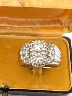 Bague en platine massif avec diamants centraux et diamants latéraux