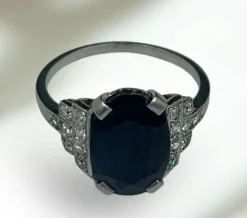 Bague en platine, saphir, diamant