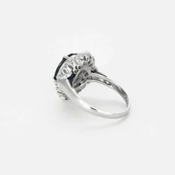 Bague en platine, saphir et diamants