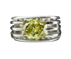 Bague en platine serti d'un diamant jaune taille radiant de 3,28 carats