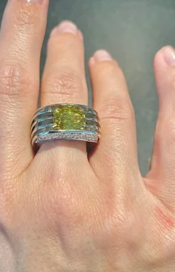 Bague en platine serti d'un diamant jaune taille radiant de 3,28 carats