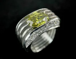 Bague en platine serti d'un diamant jaune taille radiant de 3,28 carats