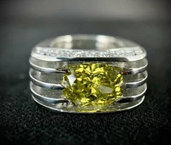 Bague en platine serti d'un diamant jaune taille radiant de 3,28 carats