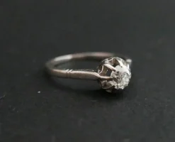 Bague en Platine sertie d'un Diamant.