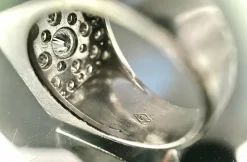 Bague en platine style chevalière