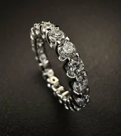 Bague entière en or avec diamants de 3 ct.