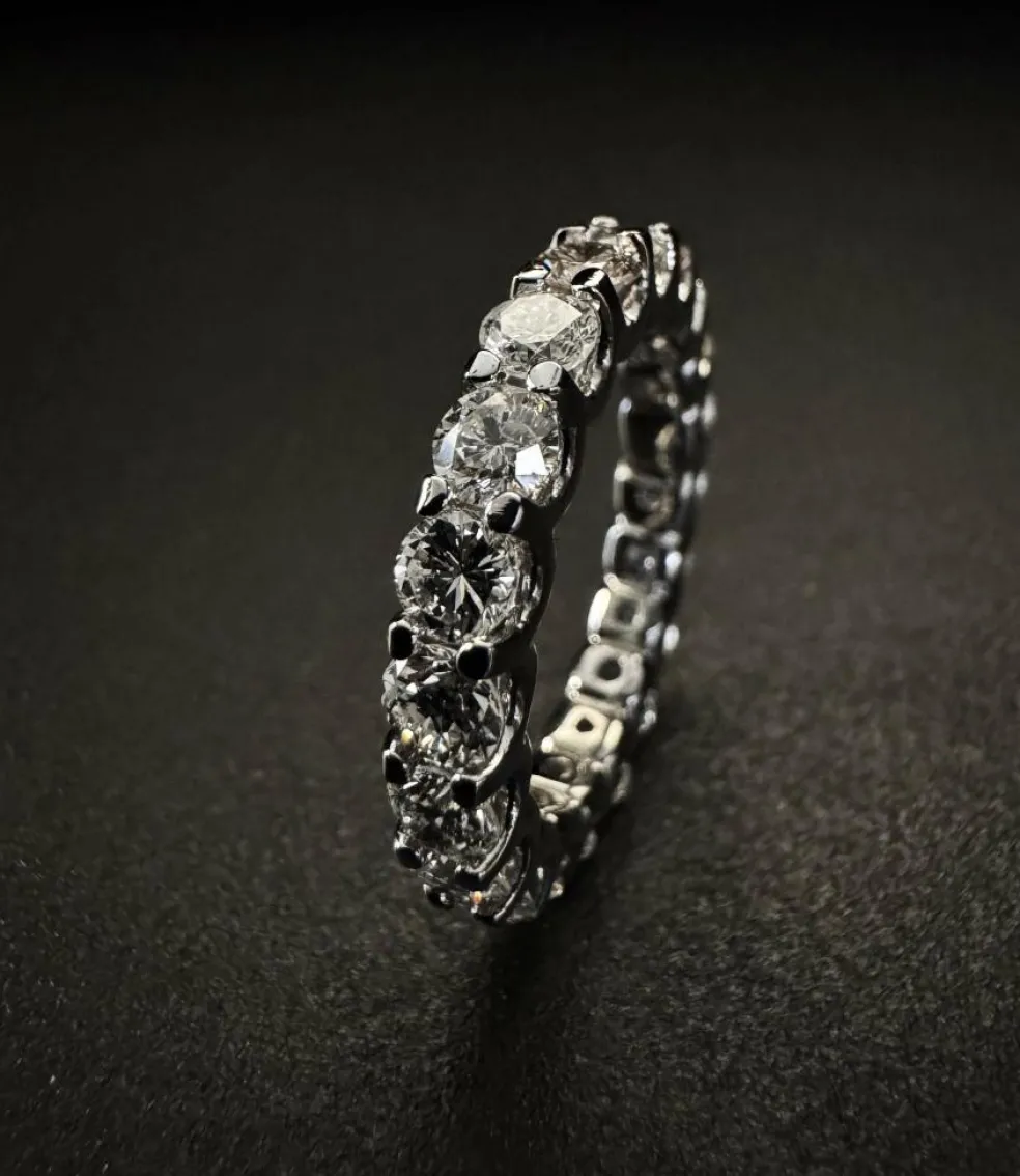 Bague entière en or avec diamants de 3 ct.