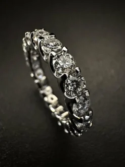 Bague entière en or avec diamants de 3 ct.
