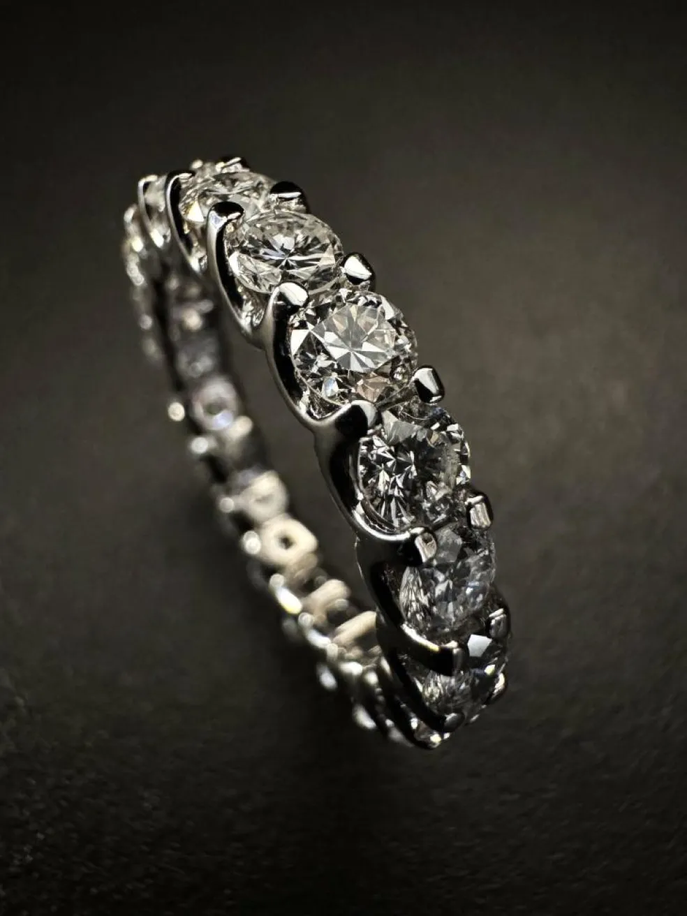 Bague entière en or avec diamants de 3 ct.