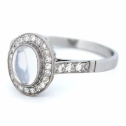Bague entourage diamants pierre de lune platine