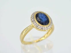 Bague entourage en or avec diamants et saphir
