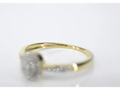 Bague entourage en or avec diamants