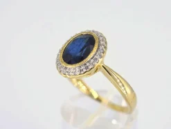 Bague entourage en or avec diamants et saphir