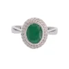 Bague entourage en or blanc avec diamants et émeraude
