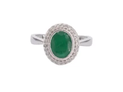 Bague entourage en or blanc avec diamants et émeraude