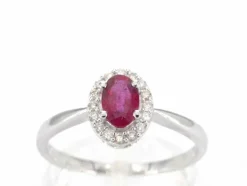 Bague entourage en or blanc avec diamants et rubis