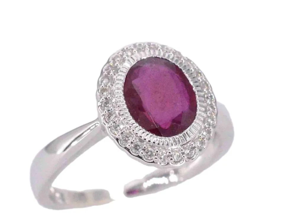 Bague entourage en or blanc avec diamants et rubis