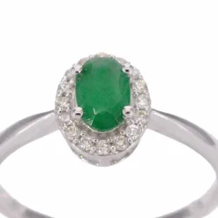 Bague entourage en or blanc avec diamants et émeraude