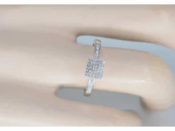 Bague entourage en or blanc avec diamants