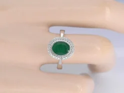 Bague entourage en or blanc avec diamants et émeraude