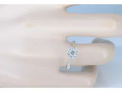 Bague entourage en or blanc avec diamants