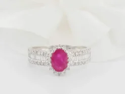 Bague entourage en or blanc, rubis et diamants