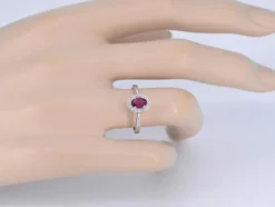 Bague entourage en or blanc avec diamants et rubis