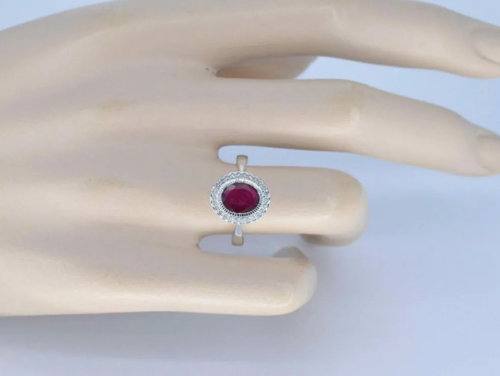 Bague entourage en or blanc avec diamants et rubis