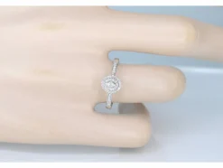 Bague entourage en or blanc avec diamants