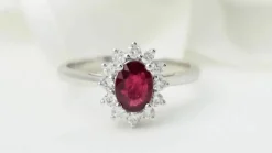 Bague entourage en or blanc, rubis et diamants