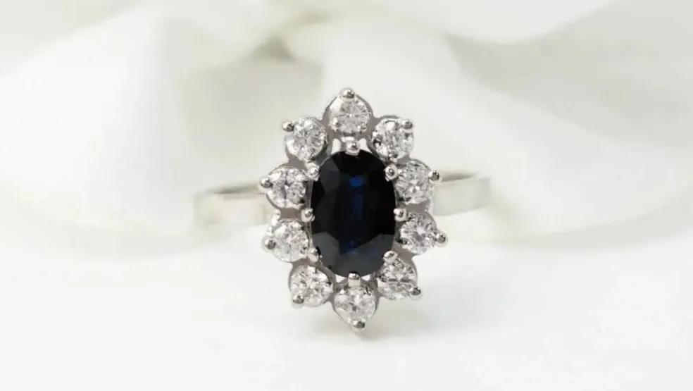 Bague entourage en or blanc, saphir et diamants