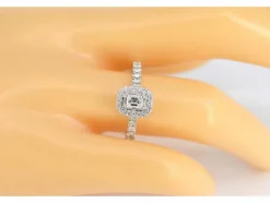 Bague entourage en or blanc avec diamants taille brillant et baguette