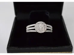Bague entourage en or blanc avec diamants