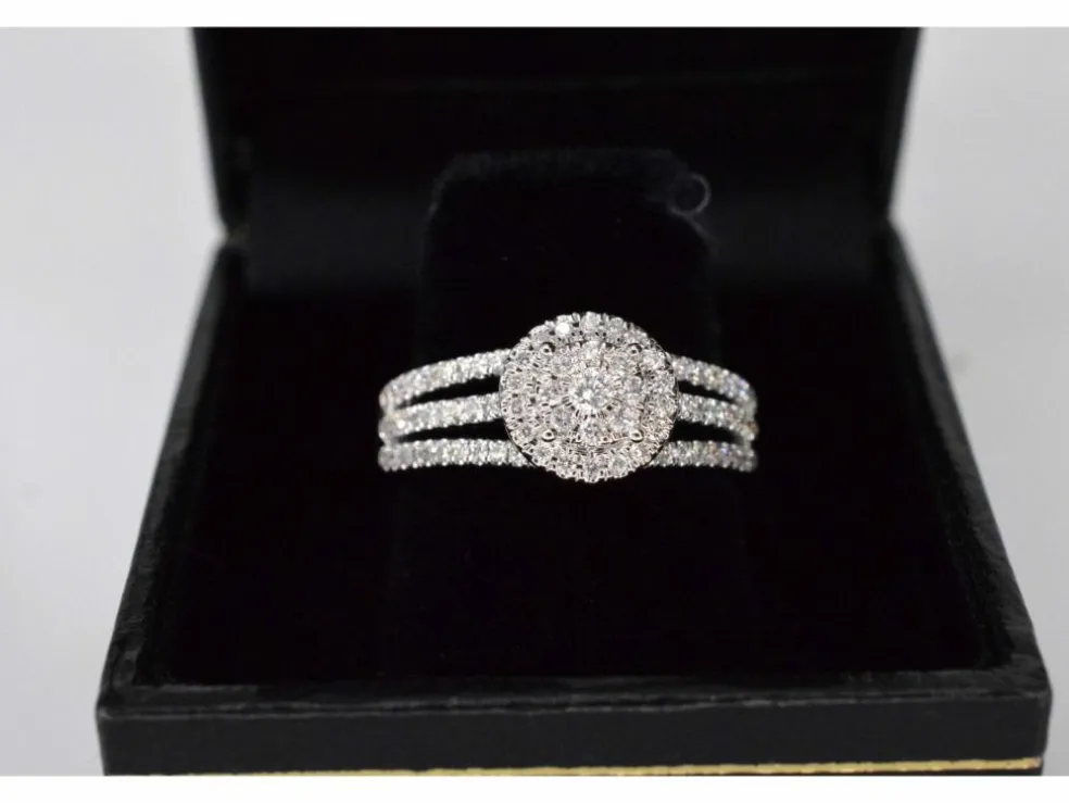 Bague entourage en or blanc avec diamants