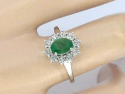 Bague entourage en or blanc avec émeraude et diamants